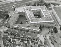 863811 Luchtfoto van het (grotendeels) nieuwe Hoofdbureau van Politie (Kroonstraat 25) in Wijk C te Utrecht, vanuit het ...